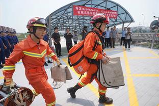 安德烈-路易斯后点头球破门，上海申花客场1-0领先梅州客家