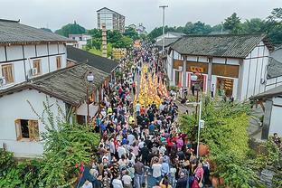 尤文官微：公开训练日小雨沥沥？️ 温暖瞬间捂热你我的心？